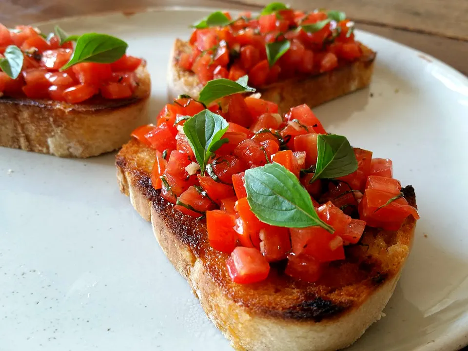 Bruschettas de tomate e manjericão 