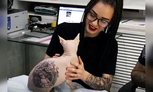 Artista russo causa polëmica ao tatuar gato que não possui pelos