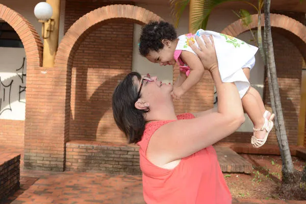 Agente comunitária de saúde Perla Letícia Moura Brizola com a filha Valentina: as duas venceram o câncer