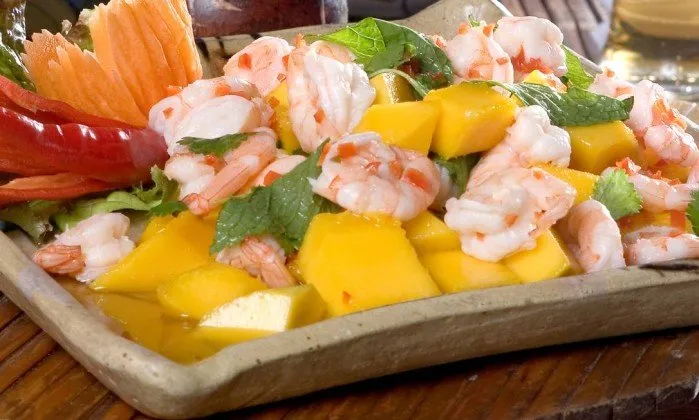 Salada de camarão com manga tem tempero tailandês - Divulgação
