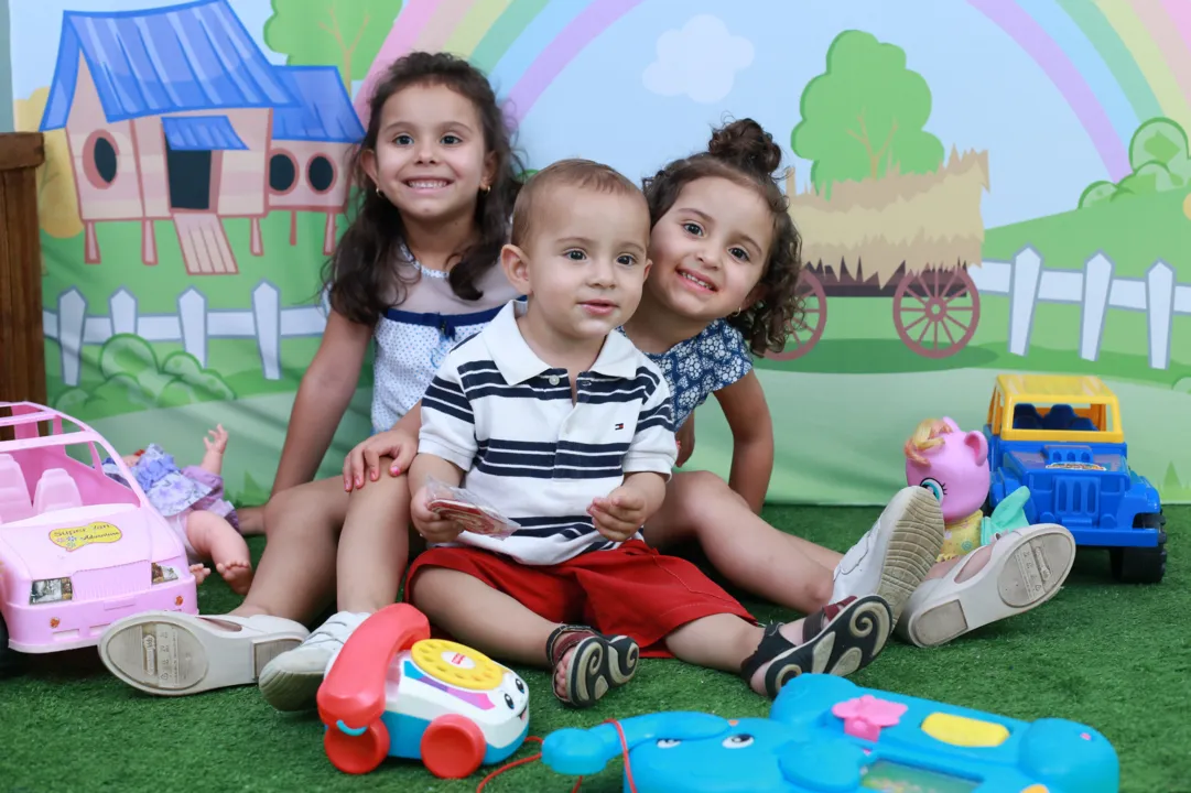 Irmãos Mariana, Clara, e Francisco, filhos de Izabela Mazeto e o autônomo Alessandro Gimeni, brincam com os mesmos brinquedos (Arquivo pessoal)