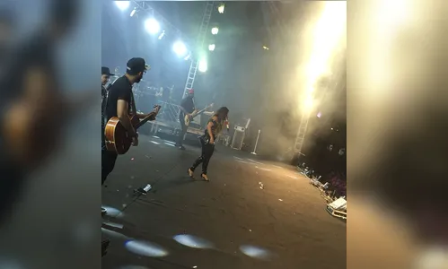 Simone sobe ao palco sozinha no Paraná após Simaria sofrer indisposição