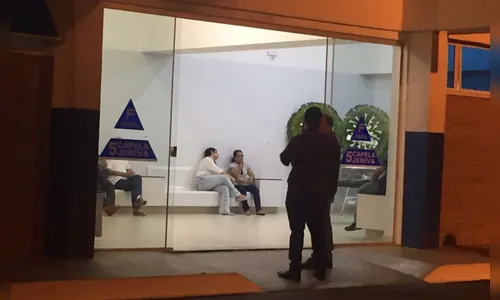 Corpos de estudantes mortos a tiros por colega em sala de aula são velados em Goiânia