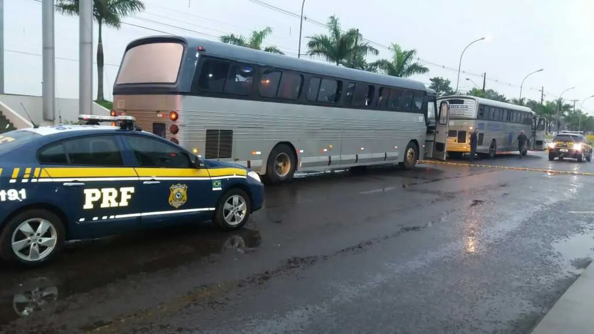 Ônibus foram levados para a RF em Maringá; passageiros foram ouvidos e liberados - Foto: Divulgação/ PRF