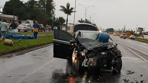 Carro do promotor Cabrini teve danos de grande monta - Foto: Dia a Dia - Arapongas