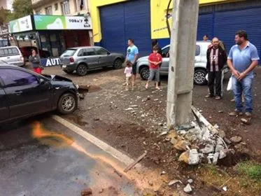 Motorista perdeu controle e carro se chocou contra poste em Apucarana - Imagem internauta via Facebook TN