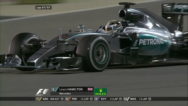 Hamilton vence e fica a um 5º lugar do título da F-1
