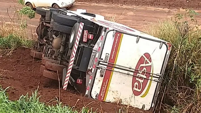 Caminhão teria causado o acidente ao colidir na traseira da picape. | foto - Mandaguari Online