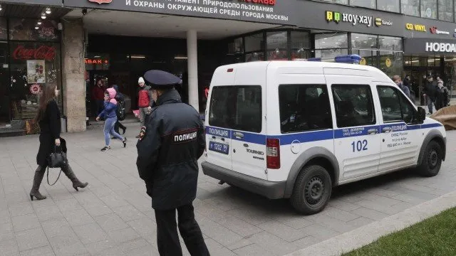 Policial em frente ao prédio da emissora onde radialista foi esfaqueada no pescoço -  "Ekho Moskvy" em Moscou Foto: TATYANA MAKEYEVA / REUTERS