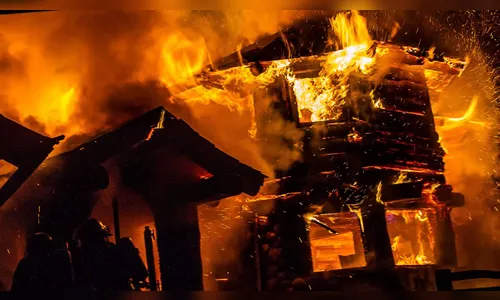 Incêndio destrói edificação no Vale do Ivaí; veja vídeo