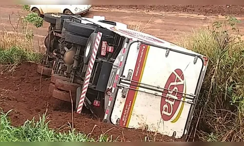 Caminhão e picape colidem e caem em barranco na BR-376