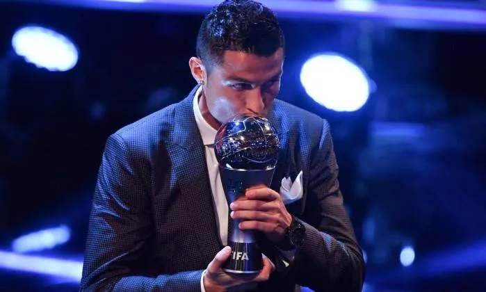 Cristiano Ronaldo beija o troféu de melhor jogador do mundo em 2017 - BEN STANSALL / AFP