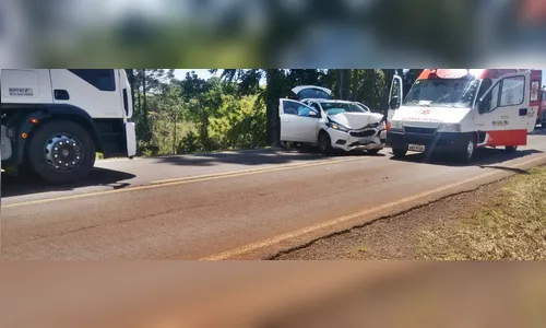 Carro lotado com cigarros contrabandeados causa acidente ao fugir da polícia