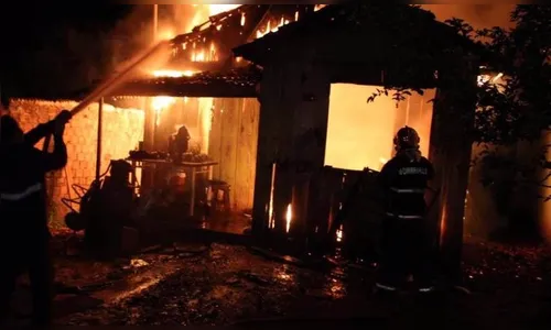 Casa é destruída por fogo em Jandaia do Sul