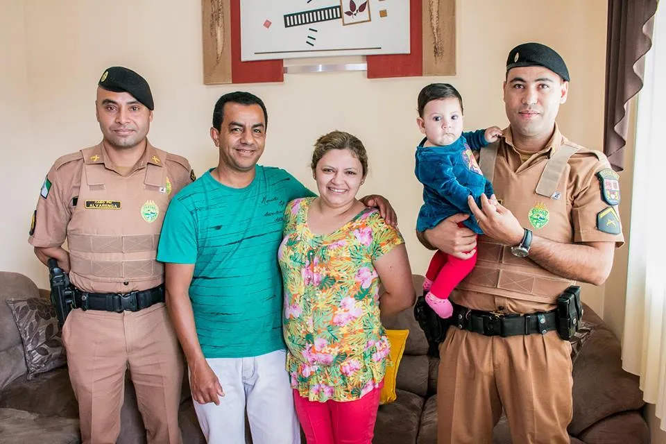 Família agradeceu os policiais pelas recomendações que foram responsáveis pelo salvamento da menina. ( foto - Divulgação/PM)