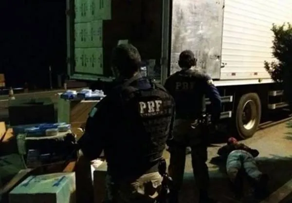 Carga ilícita era transportada no baú de um caminhão, escondida sob caixas de travesseiros (Foto: PRF)