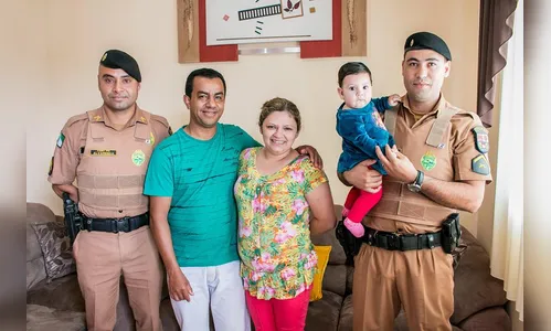 Policiais que salvaram bebê engasgada visitam família em Arapongas