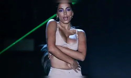 Anitta brinca com mamilos à vista no Prêmio Multishow