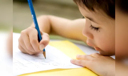 MEC planeja colocar auxiliares em sala de aula para melhorar alfabetização