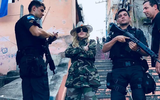 Madonna visita favela no Rio de Janeiro e posa com PMs armados