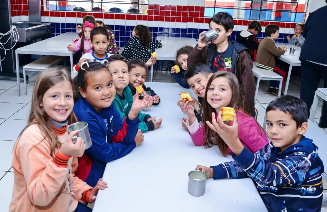 Alunos na hora do lanche na Escola Municipal João Antônio Braga Côrtes  (Delair Garcia)