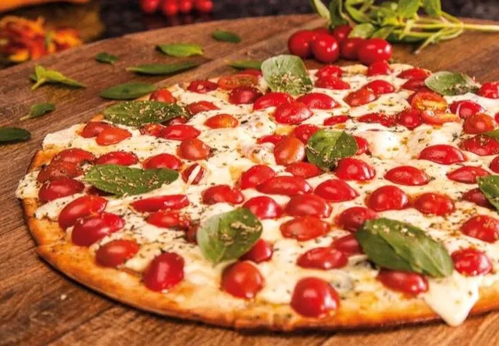 Margherita Supreme é opção da JetPizza, feita com mussarela de búfala, tomate cereja e manjericão fresco.
