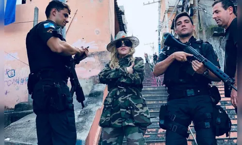 Madonna visita favela no Rio de Janeiro e posa com PMs armados