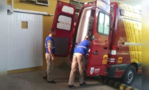 Duas pessoas aguardam atendimento por mais de 1 hora após atropelamento