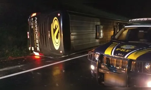 Acidente envolve ônibus e carro deixa duas crianças e dois adultos mortos e  12 pessoas feridas na BR-277