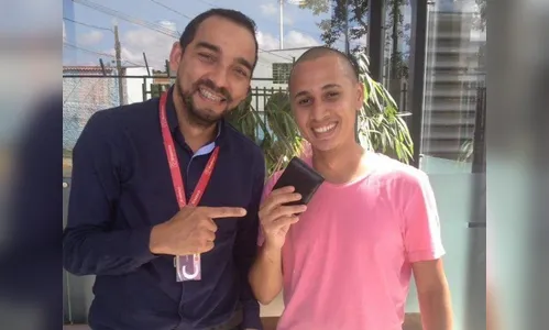 Homem devolve carteira com mais de R$ 1 mil achada no chão após localizar dono pelo Facebook