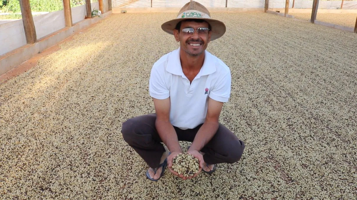 O cafeicultor Edson Messias de Carvalho, de Joaquim Távora, teve o café cereja descascado reconhecido em duas premiações.(Foto: Divulgação)