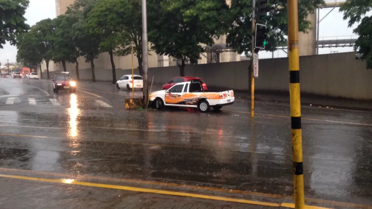 Choque de veículo contra anteparo em Apucarana mobiliza socorristas - Foto: TNONLINE