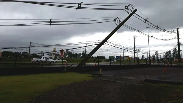Cinco postes caíram por causa do temporal em Cascavel. Foto: Arquivo pessoal