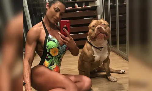 Gracyanne Barbosa posa de maiô, mas cachorro de estimação rouba a cena