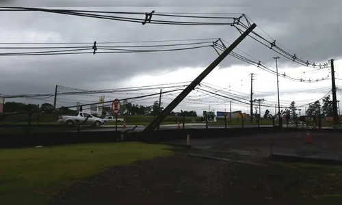 Temporal derruba cinco postes e deixa 10 mil domicílios sem energia em Cascavel