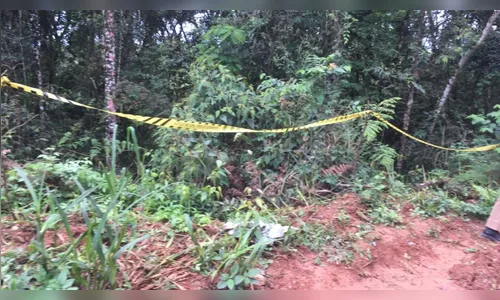 Corpos de casal são achados enrolados em cortina
