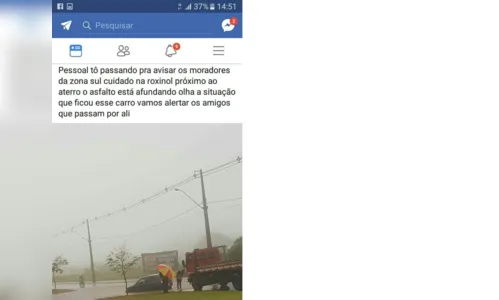 
							Carro fica preso em buraco ao tentar passar em rua alagada 
						
						