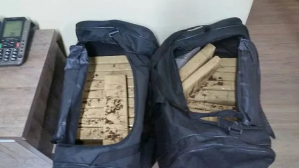 Maconha estava em duas bolsas, uma contendo 13 e a outra 14 tabletes (Foto: Divulgação/PRE)