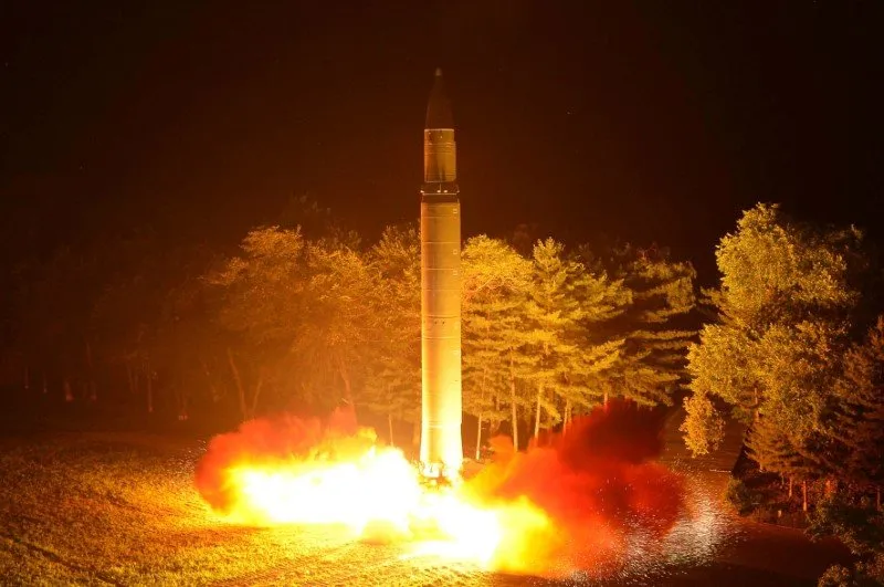 Míssil balístico intercontinental (ICBM) Hwasong-14 é retratado durante seu segundo teste em Pyongyang - Foto KCNA