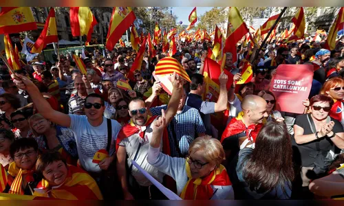 Milhares de pessoas marcham em Barcelona contra declaração de independência