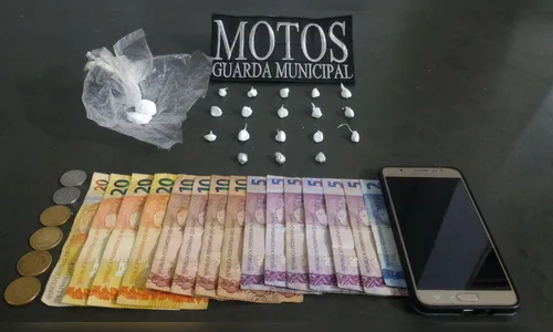   Homem tenta engolir pedras de crack durante abordagem da GM