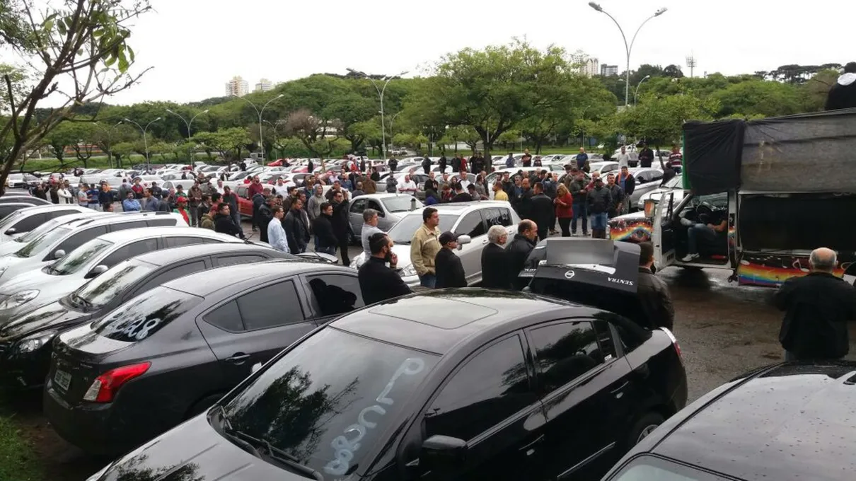 Manifestação de motoristas da Uber hoje em Curitiba - Foto: Gil Bermudes/RPC