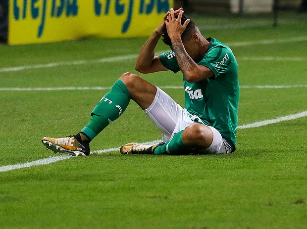 Juninho coloca as mãos na cabeça após fazer gol contra - Foto - Marcello Fim - Raw Image/Folha SP/UOL