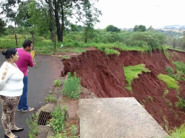 Cratera avança e ameaça asfalto na rua Flautim Ruivo (Delair Garcia)