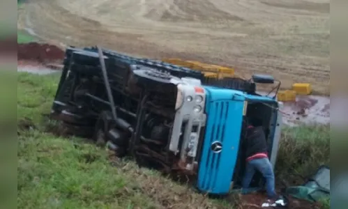 Caminhão tomba entre Mauá da Serra e Faxinal