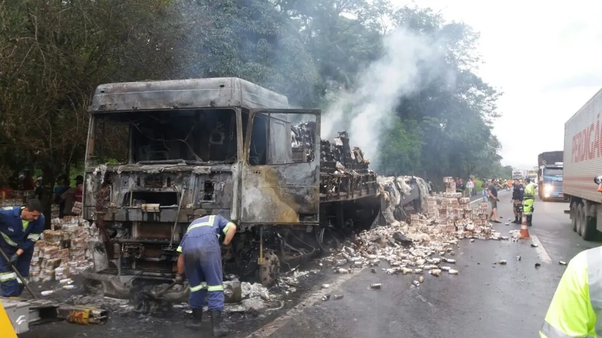 Caminhão ficou completamente destruído. (Foto: Divulgação/PRF)