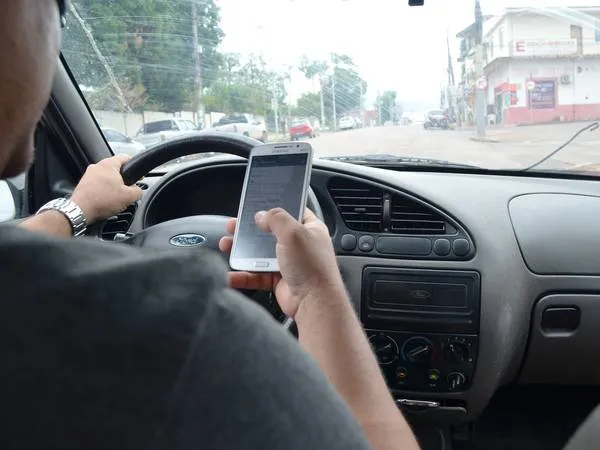 Conduzir um veículo com celular em mãos é infração gravíssima (Foto: Arquivo/TN)