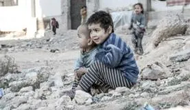 Crianças sírias perto de um abrigo para pessoas deslocadas (Al-Issa/Unicef/ONU)