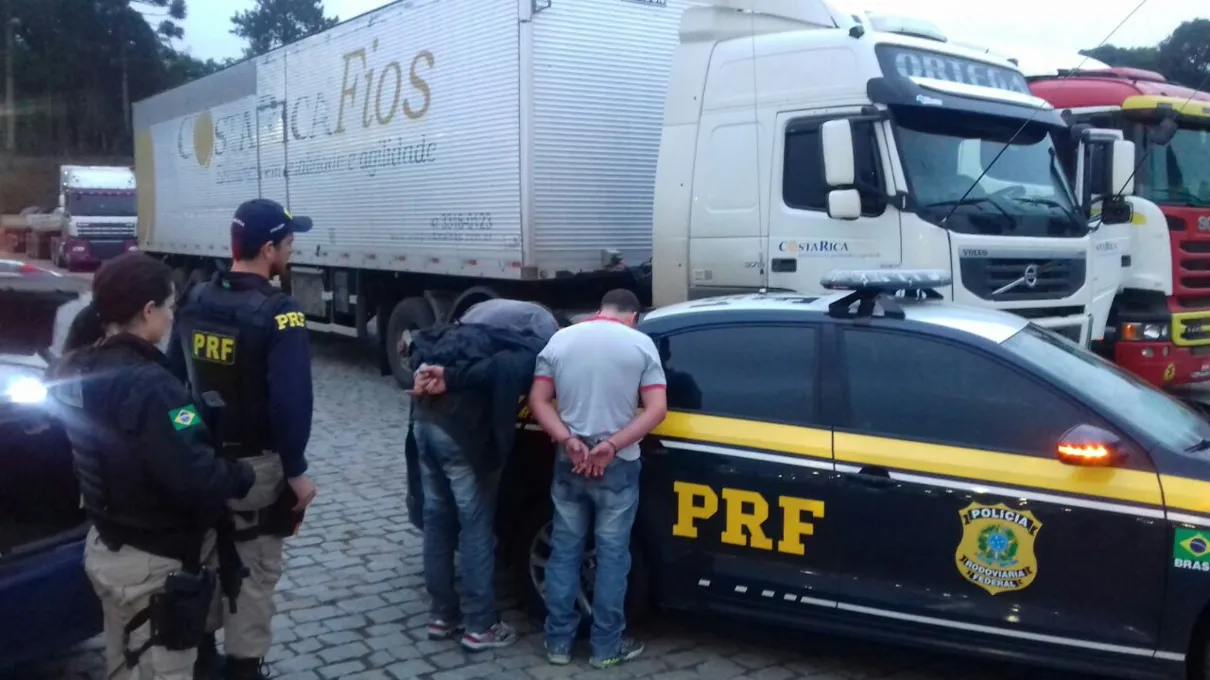 Polícia liberta caminhoneiro refém e prende ladrões de carga