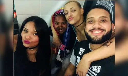 Pablo Vittar comemora aniversário de 23 anos com irmã gêmea em boate de MG